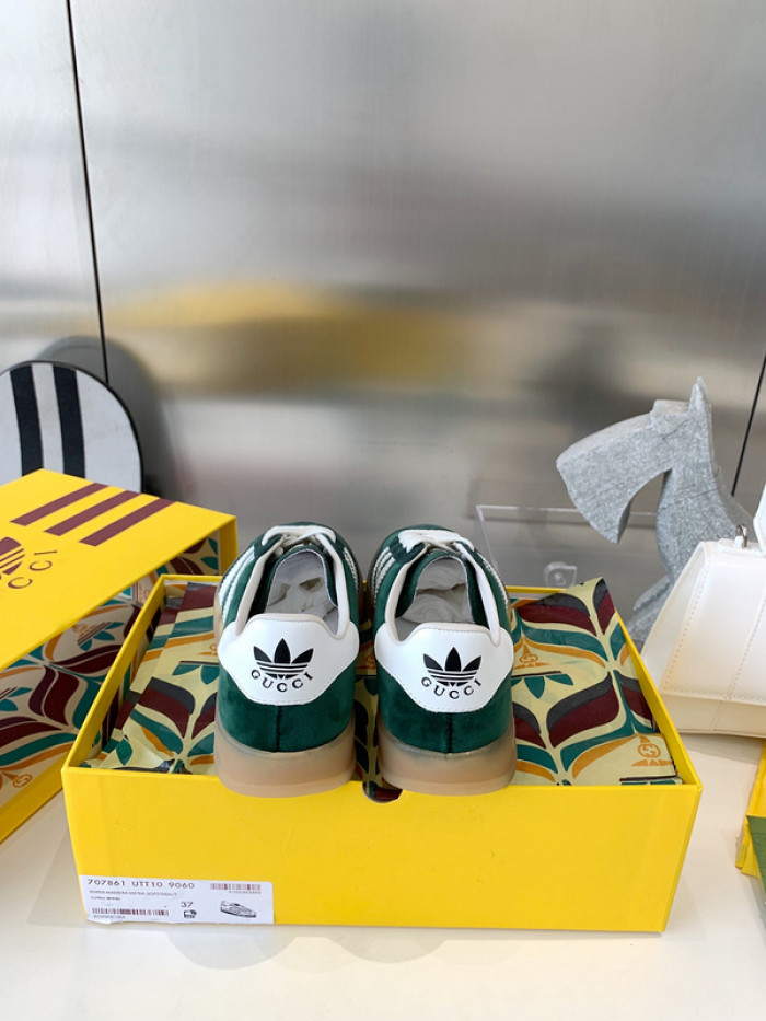 ad low-top sneaker