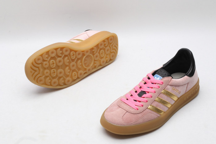 ad low-top sneaker