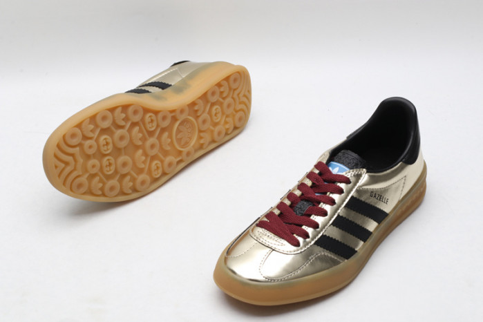 ad low-top sneaker