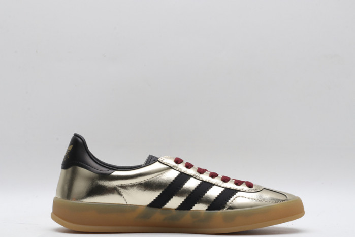 ad low-top sneaker