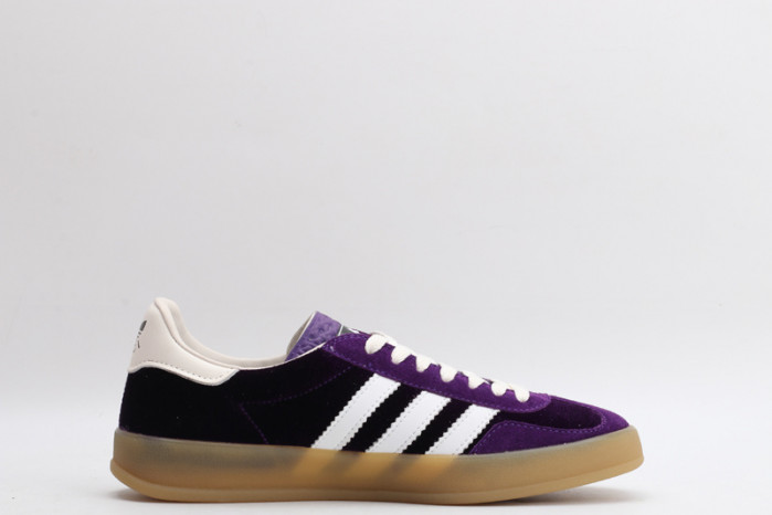 ad low-top sneaker