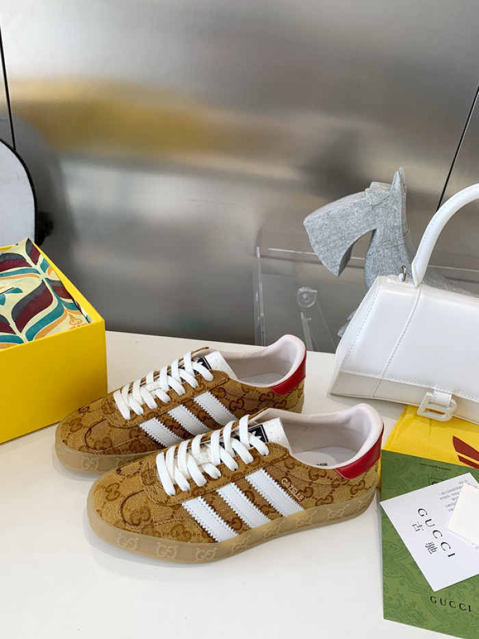 ad low-top sneaker