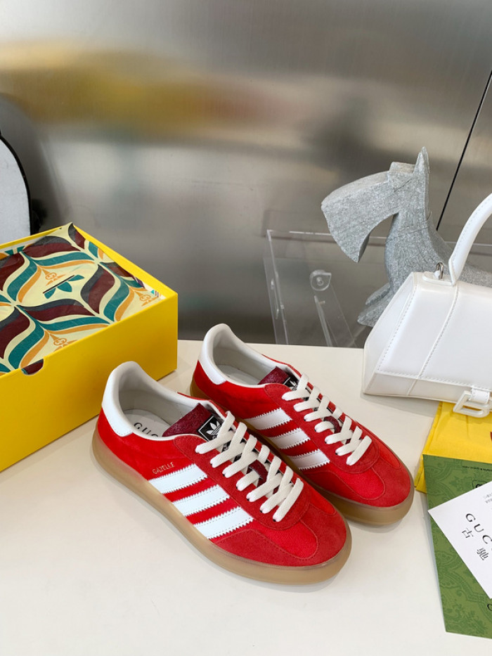 ad low-top sneaker