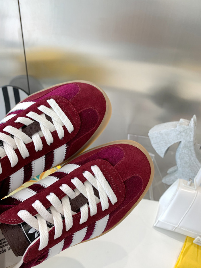 ad low-top sneaker