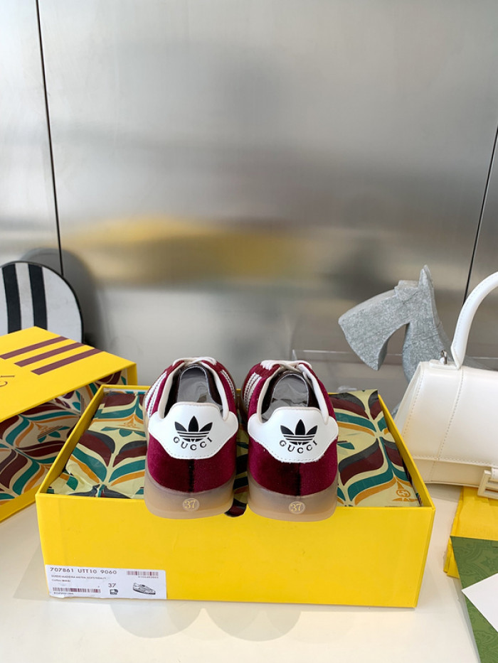 ad low-top sneaker