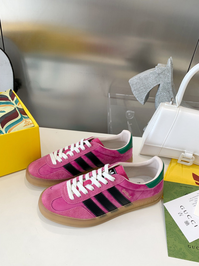 ad low-top sneaker