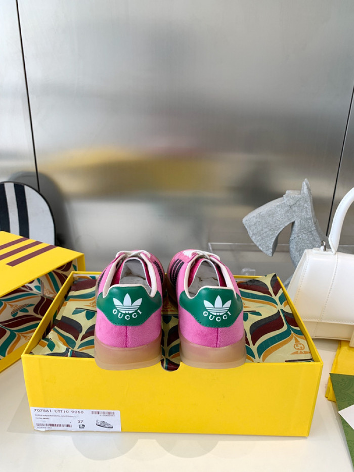 ad low-top sneaker