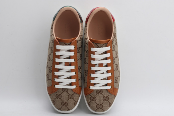 ad low-top sneaker
