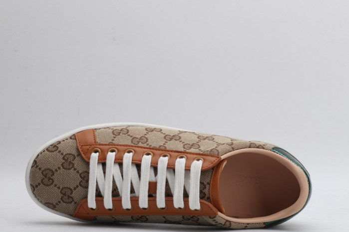 ad low-top sneaker