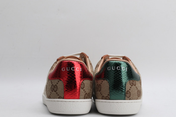 ad low-top sneaker