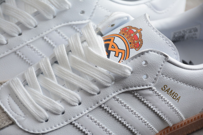 ad low-top sneaker 2303132