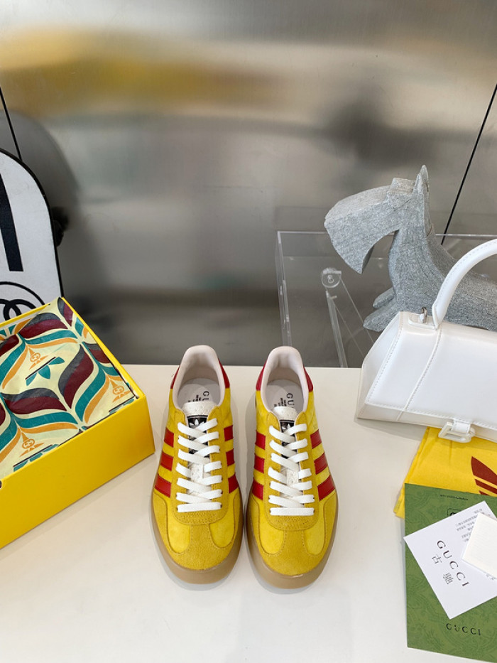 ad low-top sneaker