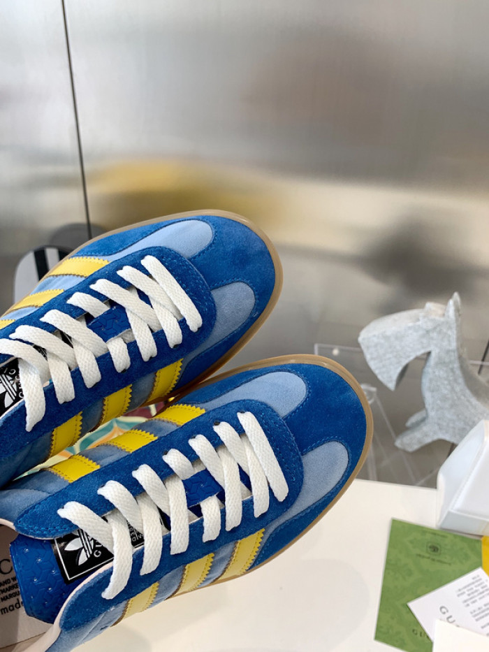 ad low-top sneaker