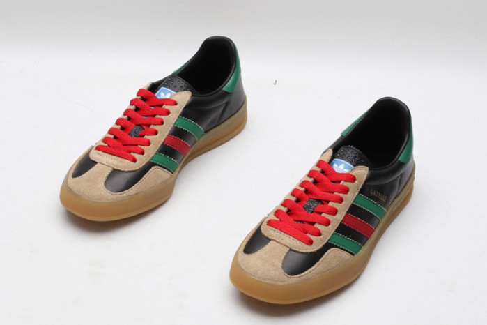 ad low-top sneaker