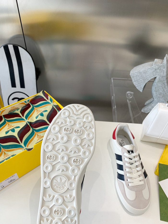 ad low-top sneaker