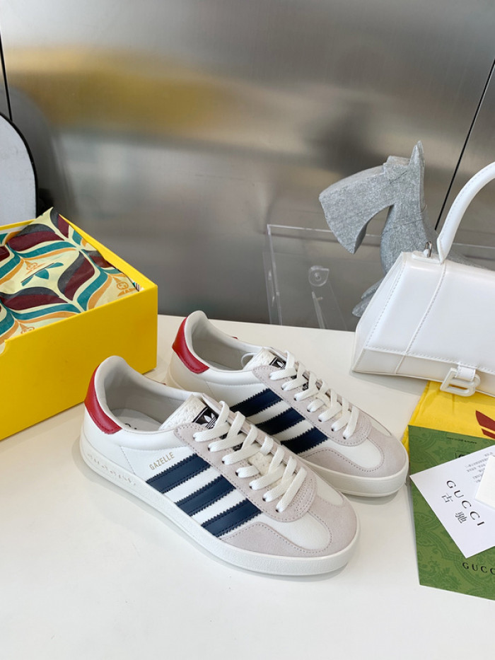 ad low-top sneaker