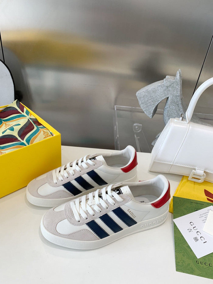 ad low-top sneaker